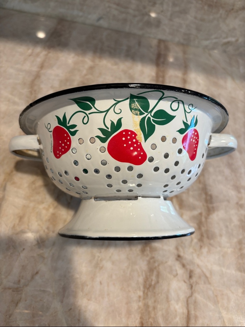 Enamel 1983 Teleflora Strawberry Colander - - Picture 4 of 4